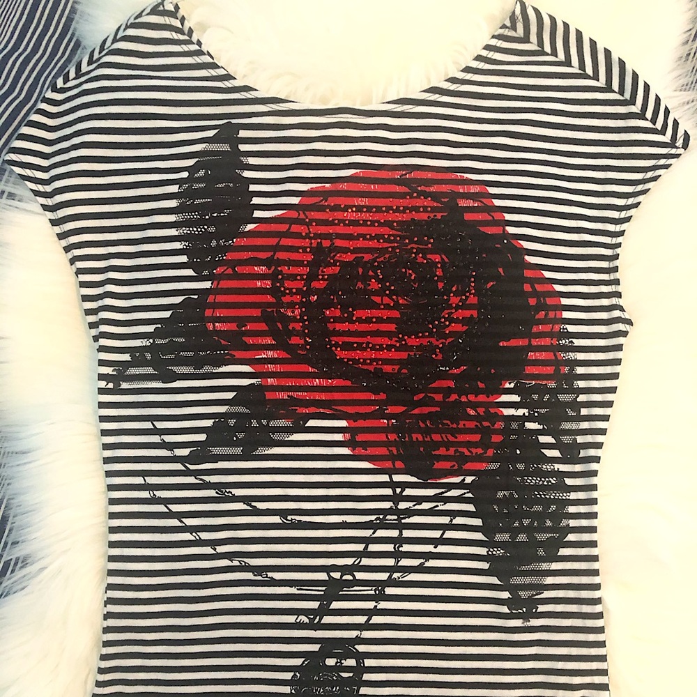 🌟 5/$25 🌟 Women’s Striped Top. Nice flower with beads design. Great condition!